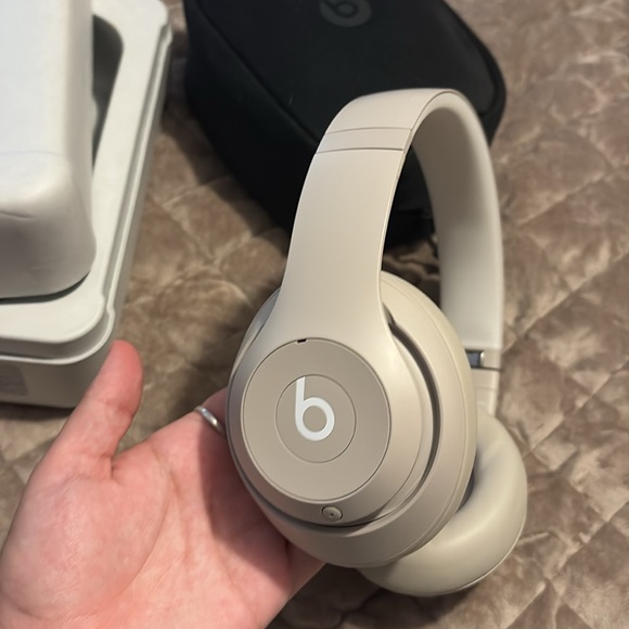 Beats Studio Pro Sandstone - Picture 2 of 7